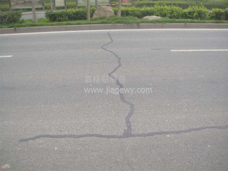 滁州道路裂縫道路路面瀝青貼縫帶處理效果