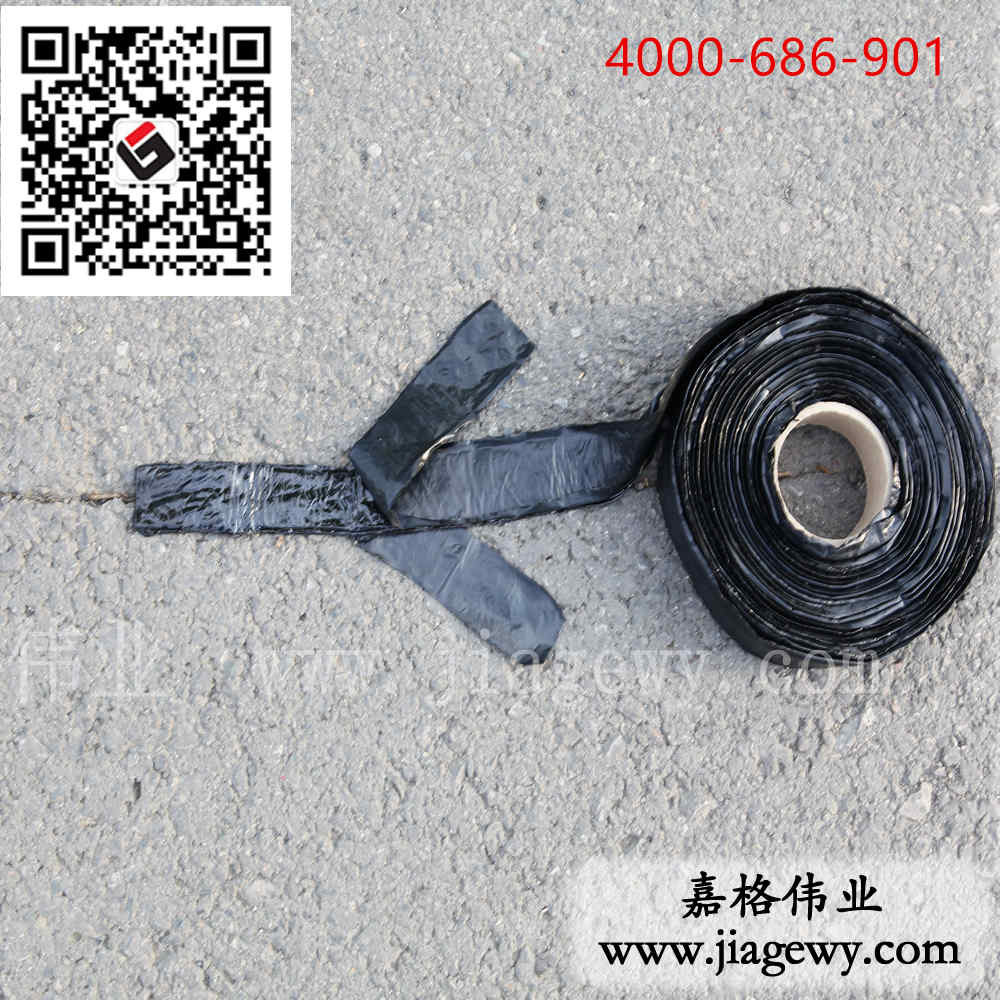 十年里小唐踏遍千山萬水，使用瀝青貼縫帶養(yǎng)護(hù)道路裂縫