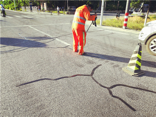 時(shí)刻在用心生產(chǎn)與服務(wù)的公路貼縫帶廠家
