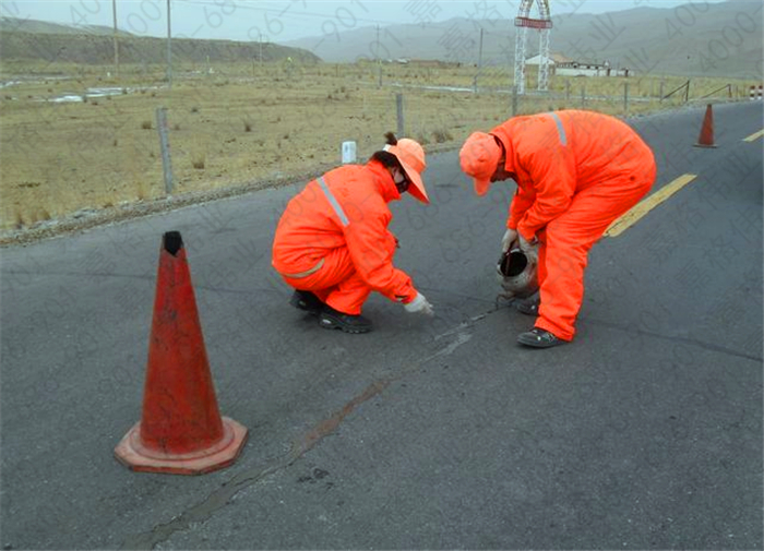 公路裂縫修補用的防水油膏和灌縫瀝青區(qū)別在哪里？
