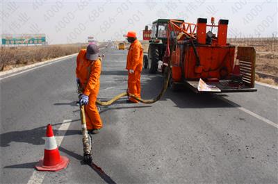 針對(duì)道路路面裂縫,應(yīng)采取什么樣的嘉格灌縫膠進(jìn)行灌縫處理呢？